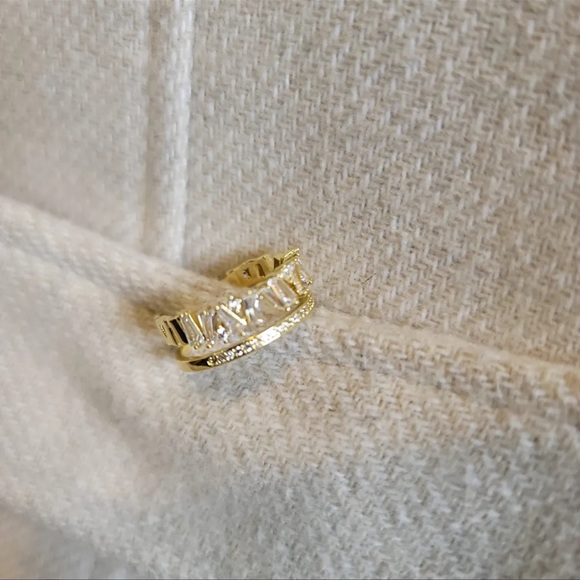 White Ring π₯₯ - Picture 2 of 6